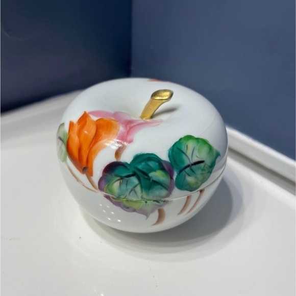 Handpainted vintage porcelain apple trinket dish with applied gold paint - Picture 1 of 6